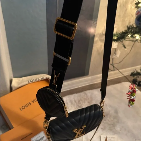 Louis Vuitton Black Quilted Crossbody Bag with Gold Accents - Picture 4 of 6